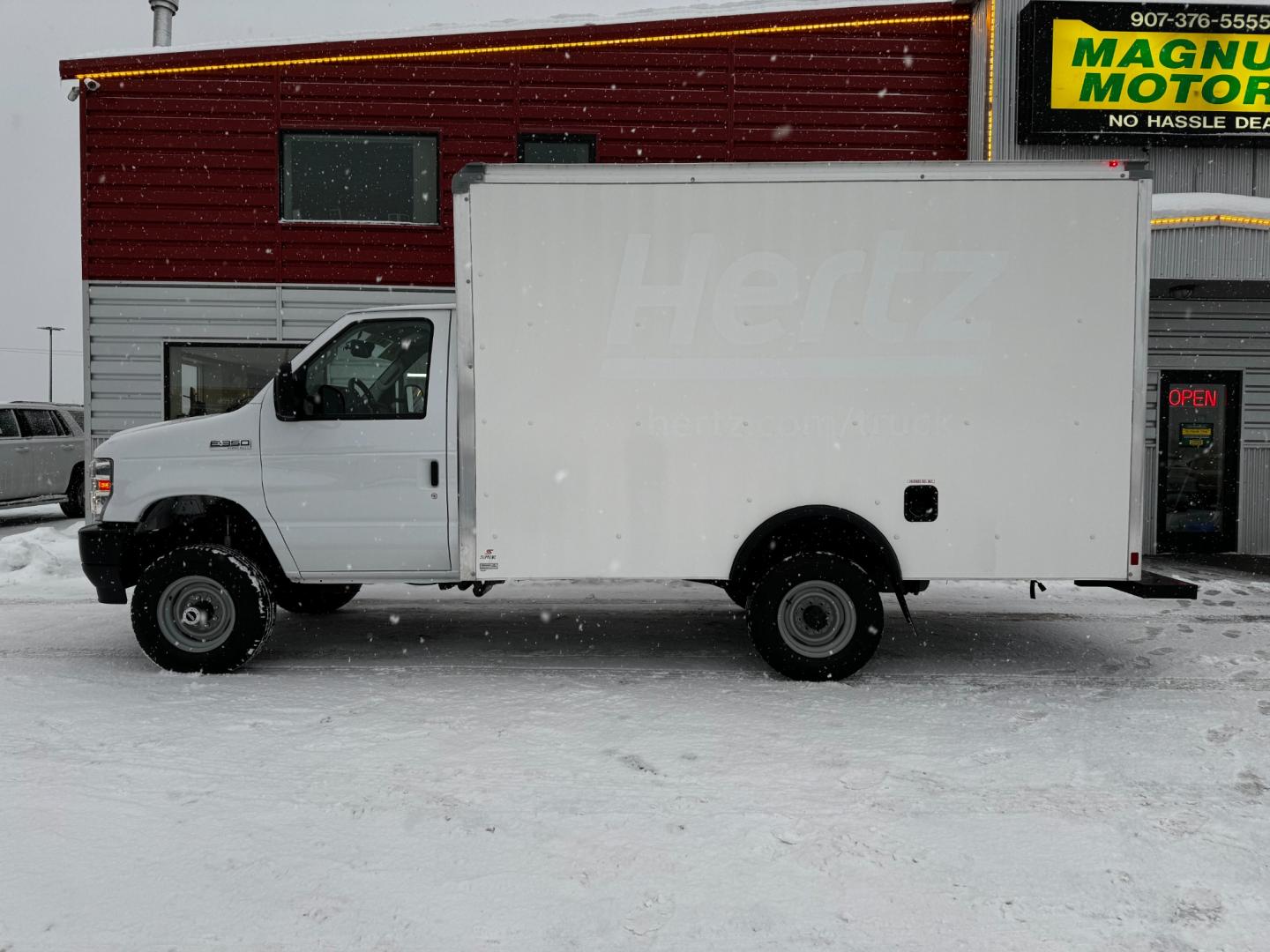 2022 WHITE /White FORD E-SERIES E-350 SD (1FDWE3FK7ND) with an 7.3L engine, Automatic transmission, located at 1960 Industrial Drive, Wasilla, 99654, (907) 274-2277, 61.573475, -149.400146 - Photo#1